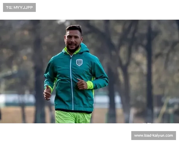 阿甲班菲尔德球迷冲进球场激烈抗议球队降级决策引发广泛关注