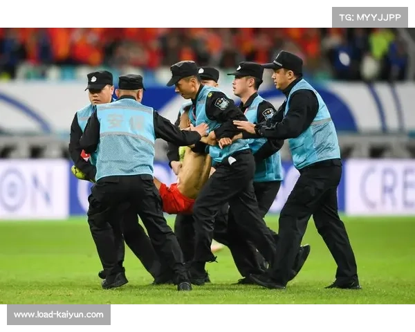 伊拉克球迷冲场拥抱索马里难民球员 国际反歧视组织颁奖彰显人道精神